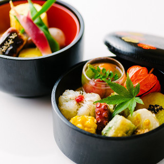 旬の味、季節の味を月替わりの懐石やお弁当で
