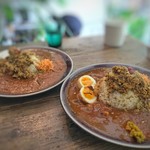 SOMA - チキンキーマ＋トマト＋牛すじカレー
      ゆで卵トッピング 1,100円