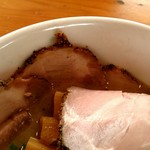 俺のラーメン あっぱれ屋 - チャーシューをめくっても下にもチャーシューが