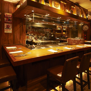 オープンキッチンで鉄板焼きと炭火焼きを愉しめるビストロ