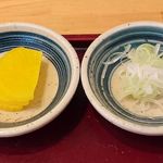 Teuchi Soba Udon Ayame - 彩め ＠本蓮沼 ランチセットに付くおしんこの沢庵と蕎麦の薬味のネギ
