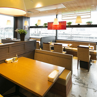 大きな窓からあふれる陽の光、夜景もきらびやかな美しい空間