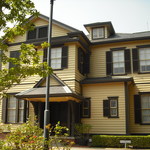 裏手の敷地にある