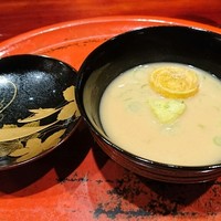 草喰 なかひがし - あわせ味噌汁、インカのめざめの桂剥き、ヨモギとジャガイモ団子、みょうが