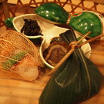 大神 - タコ焚いたん、アナゴ牛蒡巻き、笹の中はしめ鯖鮨