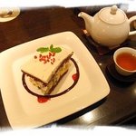 キハチ カフェ - トライフルケーキと中国茶