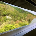 オープンエアーになる居心地最高のロビー