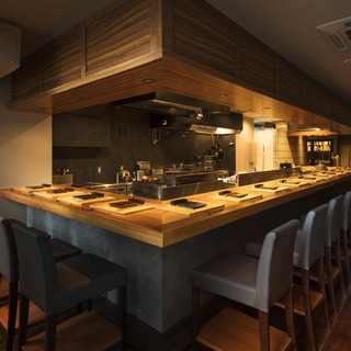 厨房を囲む18席のカウンター