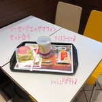 McDonald's - ソーセージエッグマフィン セット(450円)☆彡
                        マフィンは塩と脂の微妙な加減、ハッシュドポテトも旨〜♪
                        アイスコーヒーで流し込んでサッパリ！コーヒーの量もたっぷりあるから時間までゆっくり出来たよ☆彡