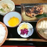 ふく鶴 - 目抜け粕漬け焼き定食＋生玉子