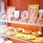 ケーキ工房七つの水仙 - 焼菓子が可愛くディスプレイ
