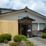 駐車場は横と裏手にありかなり広いです