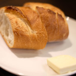 ハンバーグレストラン＆ワインバル haché - 欧風ビーフシチュー 1000円 のパン、バター