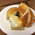 レストラン ポーレック ミラマハル - お隣のベーカリーから出される パンの食べ放題