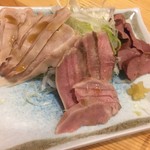 白虎隊 - ホルモン3種盛合せ・880円。上ガツ（胃）・ハツ（心臓）・タン（舌）これはどれも柔らかく仕上がっていて美味しかった♡  880円で妥当じゃないかなー。
      