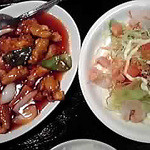 中華料理 翔麗 - 日替わり定食　若酢鶏と海鮮サラダ：若鶏は柔らかい!　海鮮サラダは揚げた細麺がのり、海老だけではなく細かい蟹ものってます。ドレッシングもgood!　見かけによらない美味です。