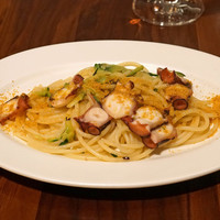 テストキッチンエイチ - タコとズッキーニのオイルベースのパスタ