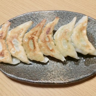 肉汁溢れる自家製薄皮餃子