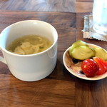 ラフ&タフ コーヒースタンド - セルフでスープとピクルスが頂けます