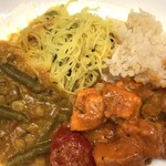 KrisFlyer Gold Lounge - レモンバーミチェリ、チキンライス、タワマサラカリー、ダルチャ（時計回り）