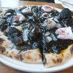 Pizzeria Famiglia - イカスミピザ斜め上(2018.6.25)