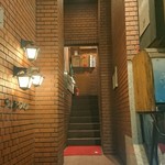 Yaochou Shokudou - ビルの入口。看板がないので一瞬躊躇いますが、ここです(笑)