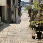 すし処 絲魚 - 向島へ続く路地