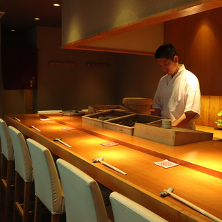 一人でも仲間とでもじっくり本場の味が楽しめる◆カウンター席