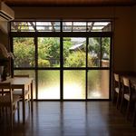 ちー食堂 - 洋間はテーブル席とカウンター