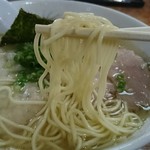 伊達屋 - 麺はやや硬めに茹で上げられた中細麺