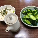 からさわ屋 - 山芋千切り300円とキュウリ浅漬け
