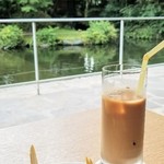 ロビーラウンジ 水の音