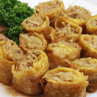 A hidden dish that will delight your palate ◎ Crispy and juicy addictive spring rolls.