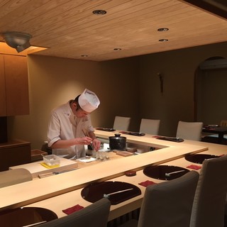 【カウンター席】＜8名様＞までおかけいただけるお席です。職人の技を目の前で…。