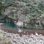 しゃくなげの館 - 公園内の川