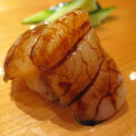 天寿し - 定番、帆立。甘い煮詰めが塗られて