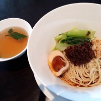 中国菜 老四川 飄香 銀座三越店 - 本場四川の汁なしタンタン麺こだわり卵お茶タマゴ付きスープ付き
                痺れる辛さのなかの奥深い味。ピーナッツや松の実の香ばしさも良い。