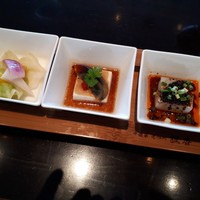 中国菜 老四川 飄香 銀座三越店 - 前菜は左からセロリの香りがする野菜の香味漬けみたいのとピータン豆腐と緑豆の寄せもの。なかなかスパイシー。