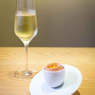 Enjoy the pairing of wine and Kyoto tea with each dish.