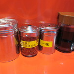 ラーメン二郎 - 卓上調味料