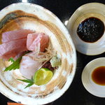 高麗橋桜花 - 天然鯛とヨコワの造り盛合せ　ヨコワは海苔の特性醤油でいただきます