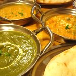 アイエヌキッチン - 野菜（右奥）、キーマ（左奥）、サグチキン（手前）