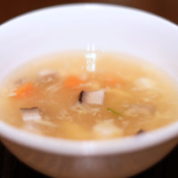 中国飯店 紫玉蘭 - 黄麻婆豆腐定食 900円 の野菜餡スープ