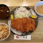 Tonkatsu Tamafuji - とろ旨ロースカツ定食240g(2180円税)です。