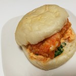 セシュエット - もっちり＆ふんわりフォカッチャ生地でチリソース和えの海老3尾とふわふわオムレツ、青梗菜をサンド、エビチリサンド378円