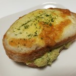 セシュエット - こんがりチーズも分厚くて贅沢！サーモンとアボカドのクロックムッシュ、レモンバジル風味346円