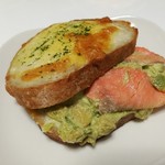 セシュエット - スモークサーモンにレモンとバジルが爽やかなアボカド、ベシャメルやチーズがゴージャスなハーモニー