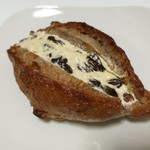 セシュエット - たっぷりのラムレーズンとメレンゲを合わせたバタークリームがまろやか！ナッツとラムレーズンのサンド248円