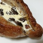 セシュエット - 存在感ある濃厚バタークリームを、香ばしく焼き込んだ大粒マカダミアやクルミ入りの生地でサンド