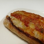 セシュエット - ヒキのある噛み応え抜群のハード系生地と、サバの旨味や脂がトマトに溶け込む重厚なラグーが合う！